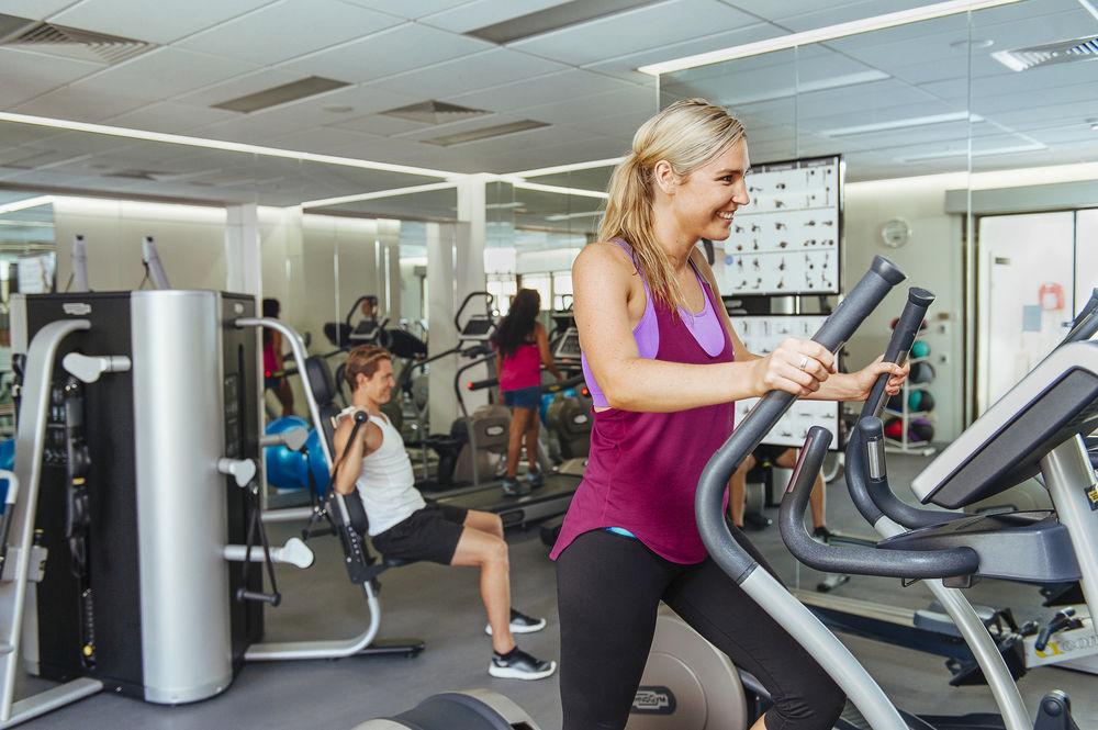 Отель Stamford Plaza Аделаида Экстерьер фото A woman on a cross trainer