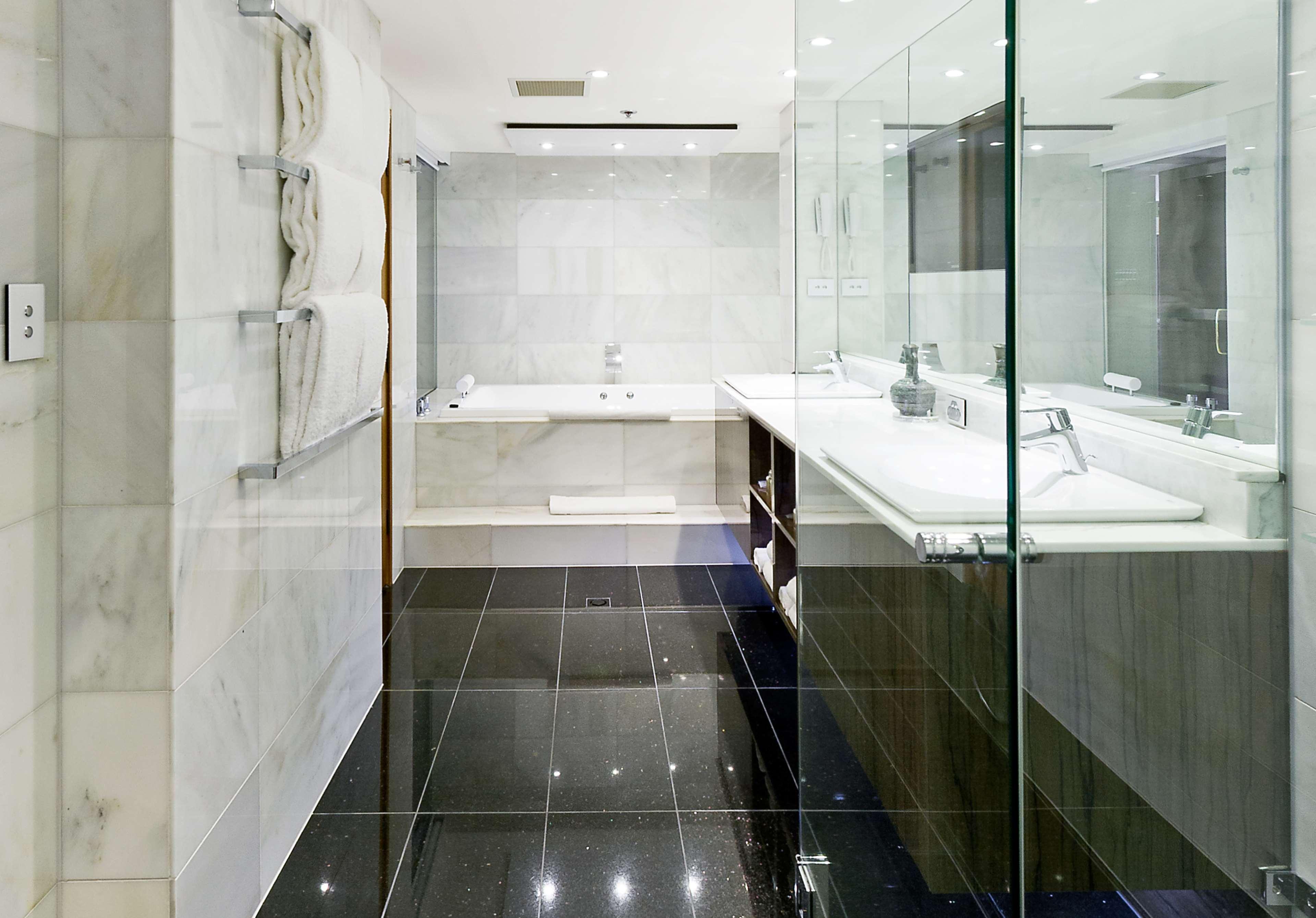 Отель Stamford Plaza Аделаида Экстерьер фото A modern bathroom