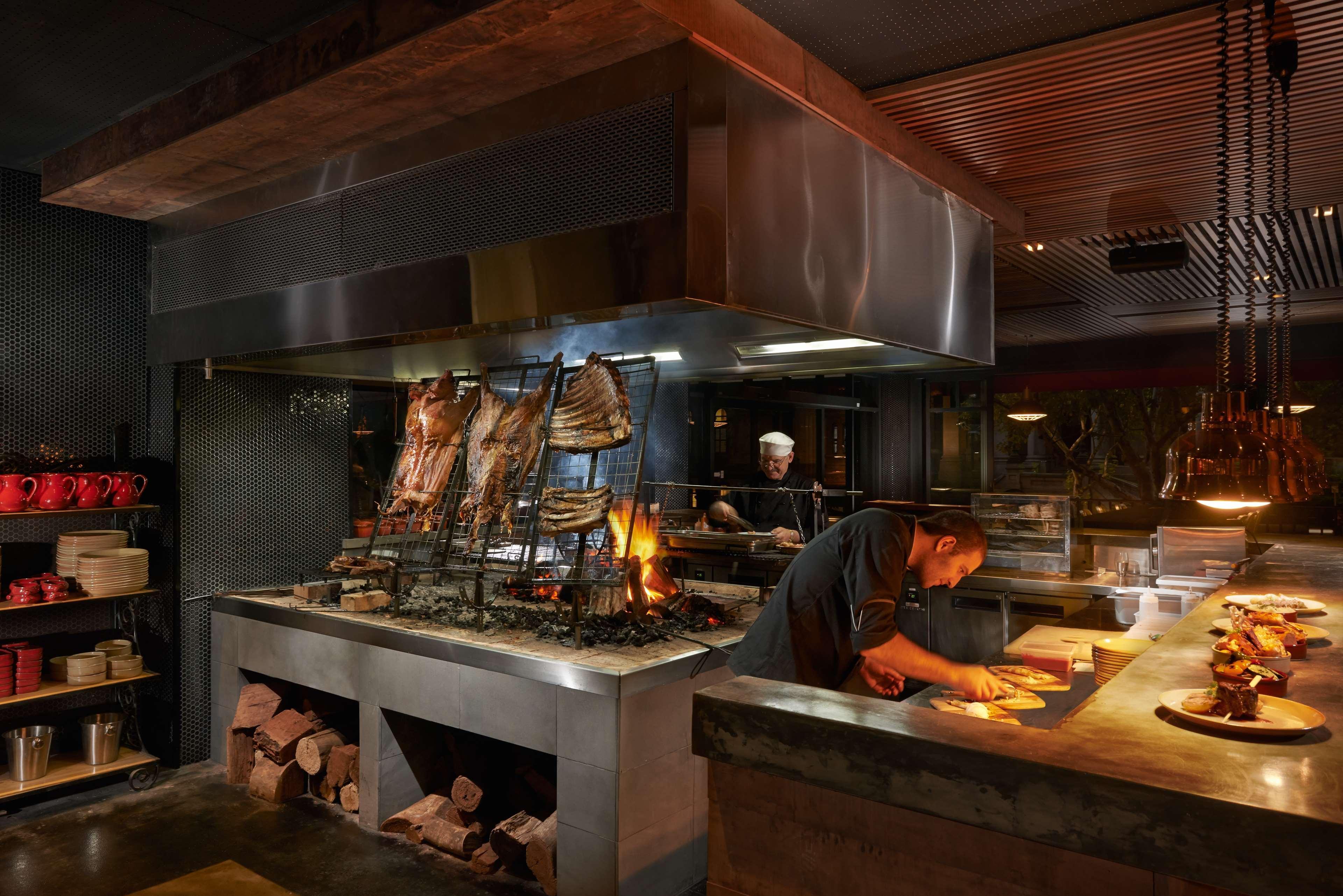 Отель Stamford Plaza Аделаида Экстерьер фото The kitchen at the restaurant